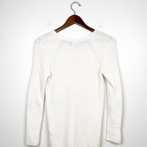 Chic White Ribbed Knit Top